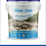 Hoda Shining Granite (HGS) là dòng sơn đá trang trí cao cấp được sản xuất từ nhựa Acrylic nguyên chất 100%, kết hợp với hạt màu ánh kim lấp lánh mang đến vẻ đẹp sang trọng – thuần khiết – hiện đại cho mọi công trình kiến trúc. Sản phẩm có gai đa dạng, màu sắc phong phú, phù hợp để thi công ngoại thất và nội thất cao cấp, đặc biệt là các hạng mục: • Mặt tiền biệt thự, khách sạn, nhà phố • Cột, tường rào, tiểu cảnh trang trí • Công trình kiến trúc cần độ bền và tính thẩm mỹ vượt trội • Với công nghệ tiên tiến từ HODASTONE, HGS không chỉ đẹp mắt mà còn có khả năng chống nấm mốc, chống thấm nước, chống tia UV, đảm bảo bền màu theo thời gian.